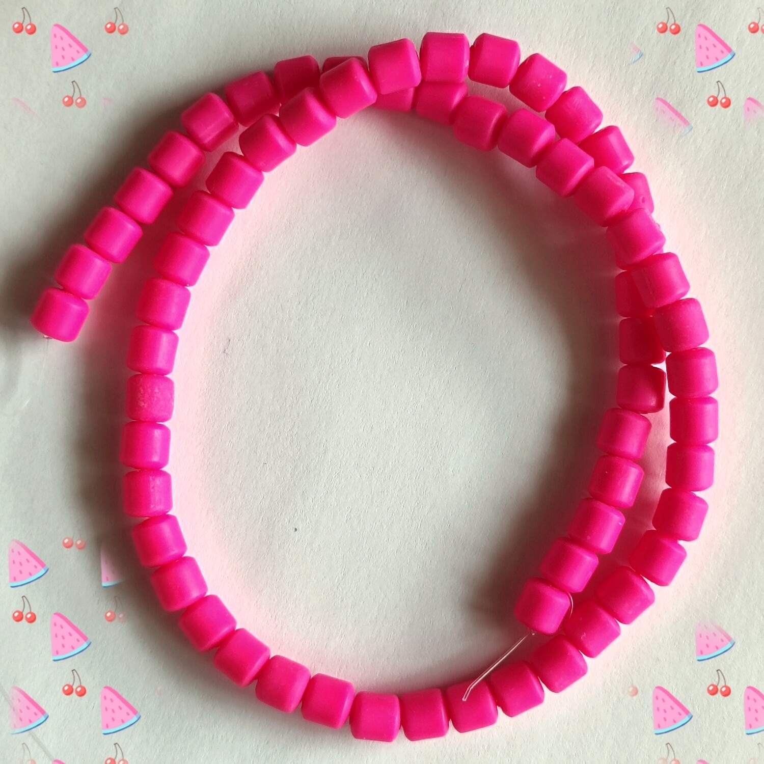 65 perles 6x6mm fushia peps