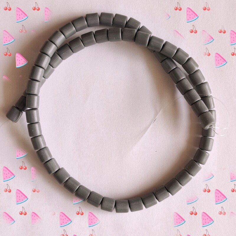 65 perles 6x6mm gris