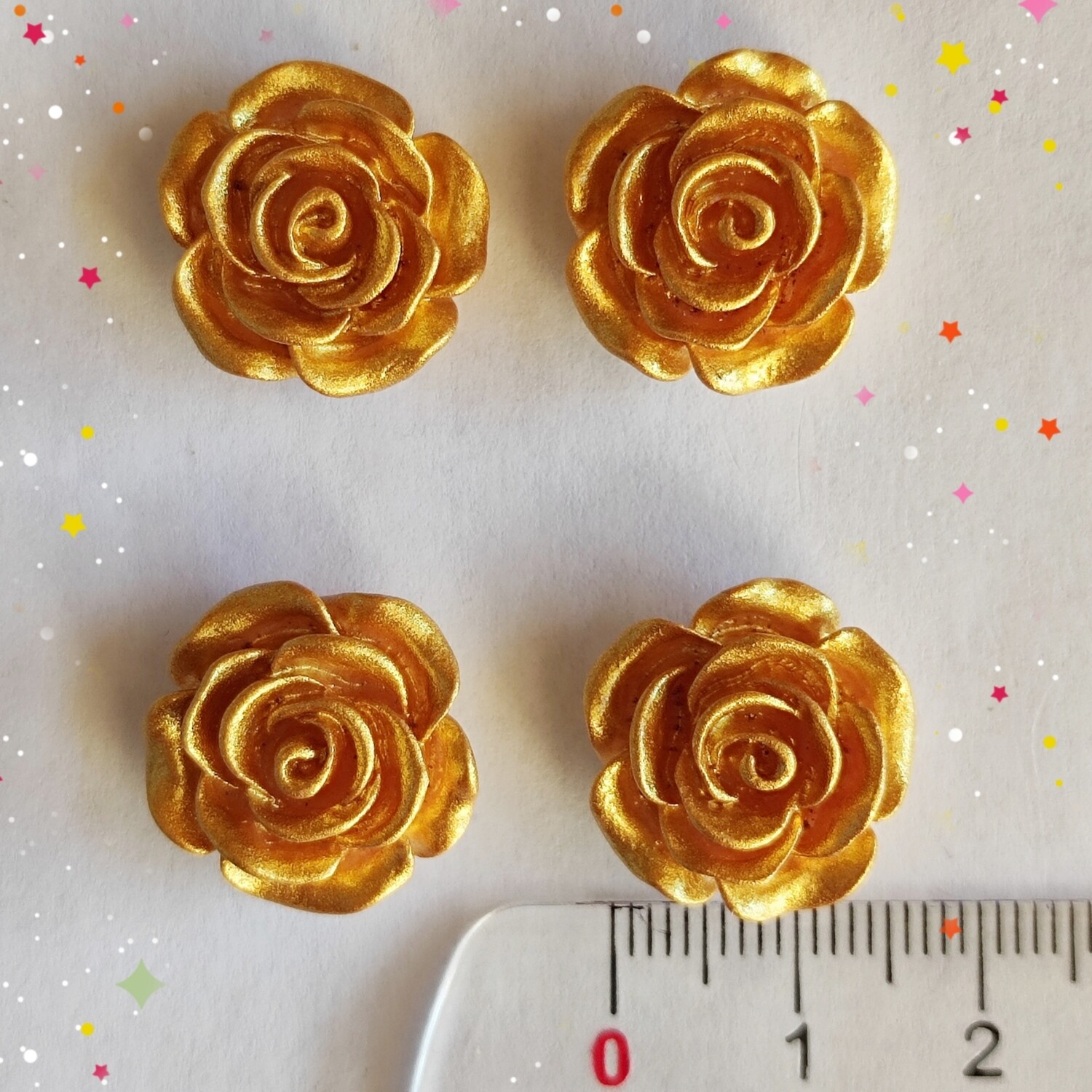 4 cabochons fleurs en résine dorée 1,9cm