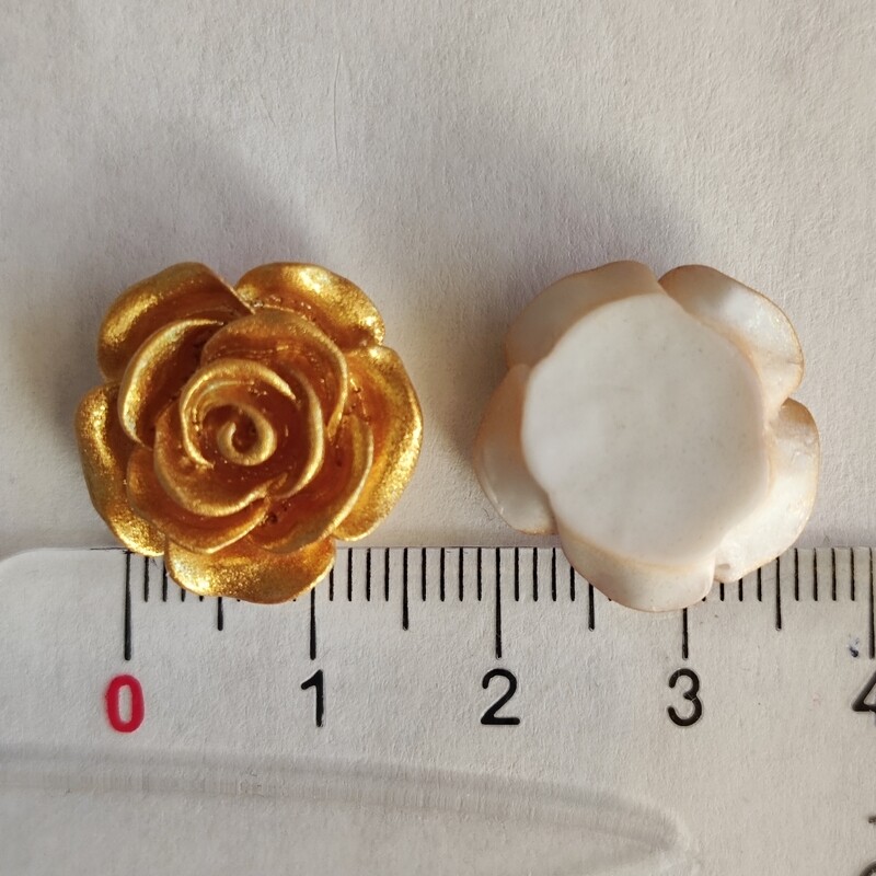 4 fleurs en résine dorée 1,9cm