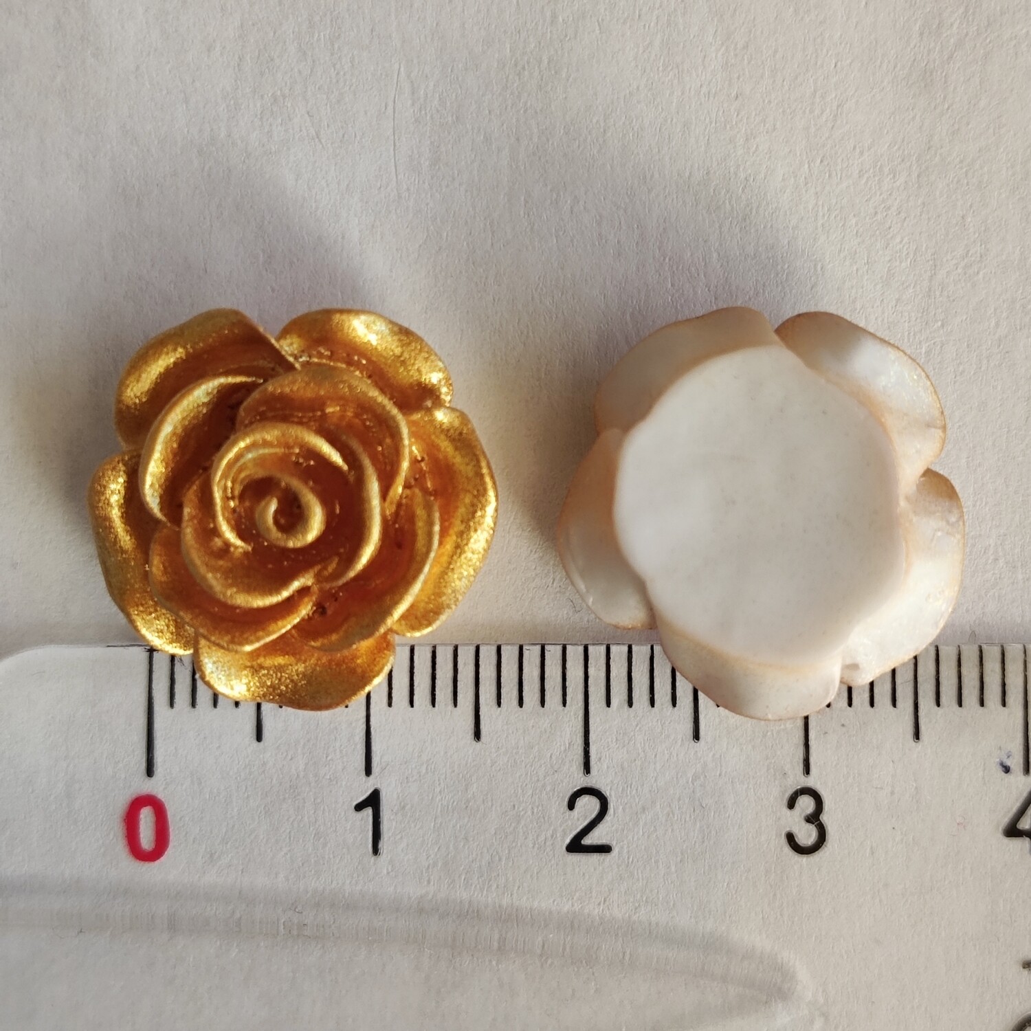 4 fleurs en résine dorée 1,9cm