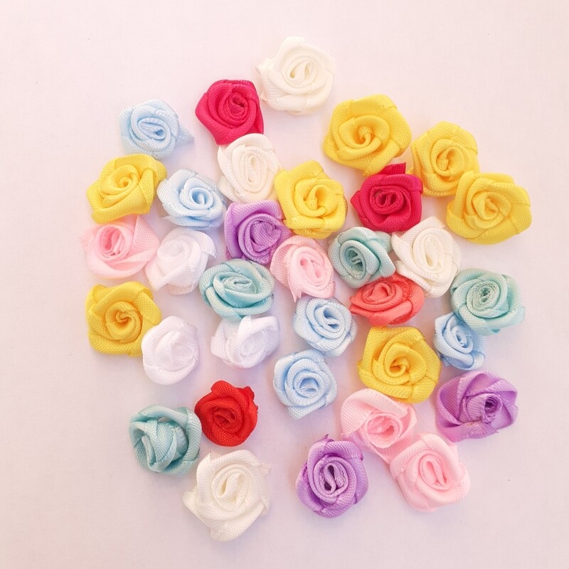 50 fleurs satinées colorés 1,5 cm