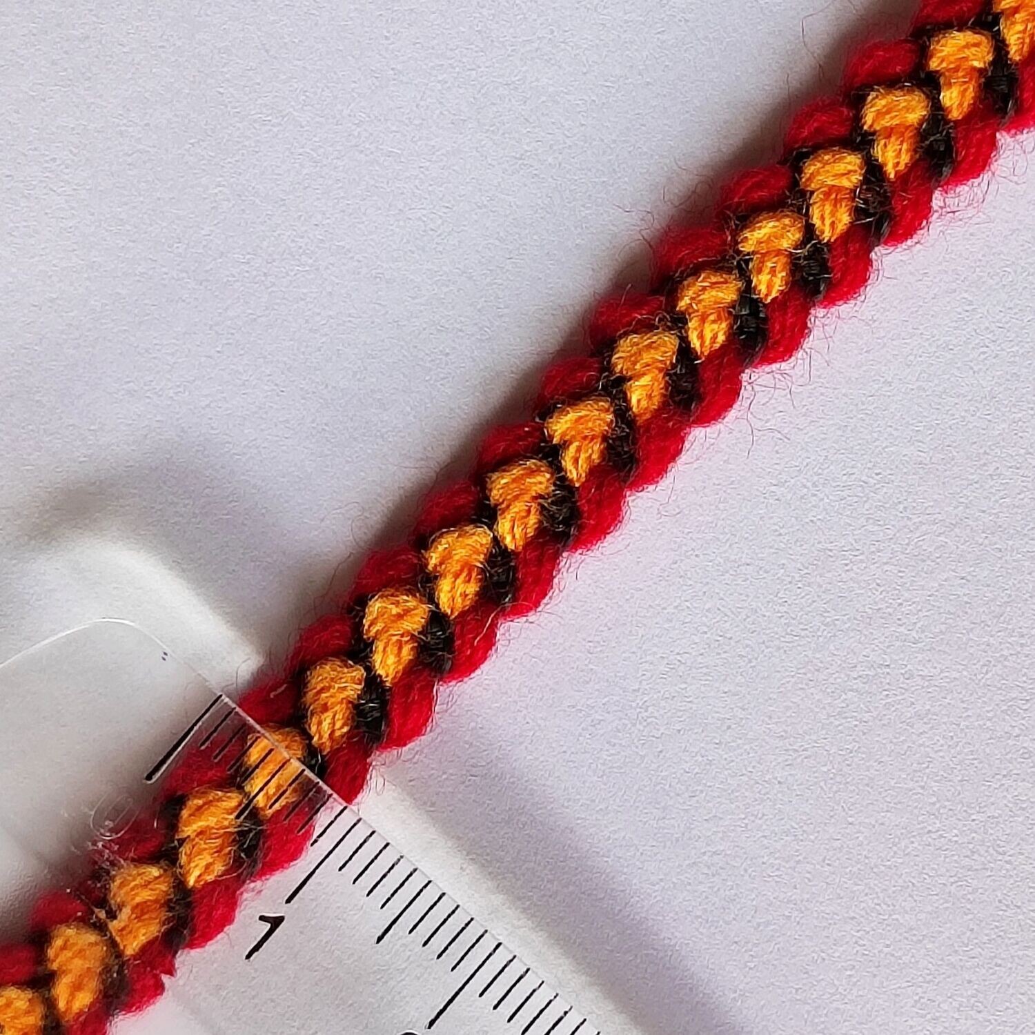 Galon kabyle 0,9 cm ( coupon de 9.75 mètres )