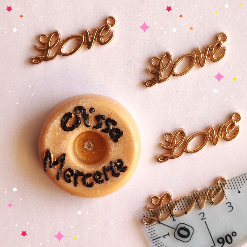 Pendentif love doré 3,2 cm