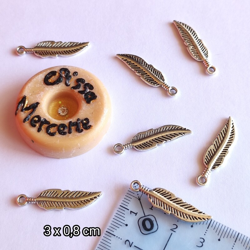 Pendentif plume argenté 3x0,8cm