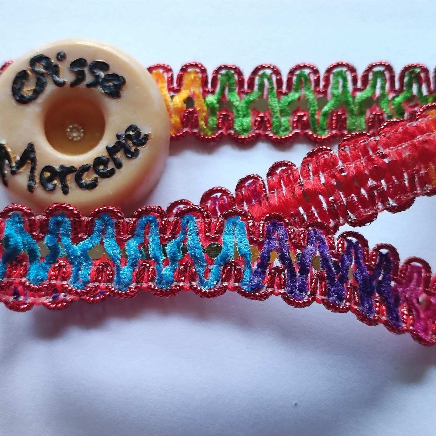Galon arc en ciel bordure rouge