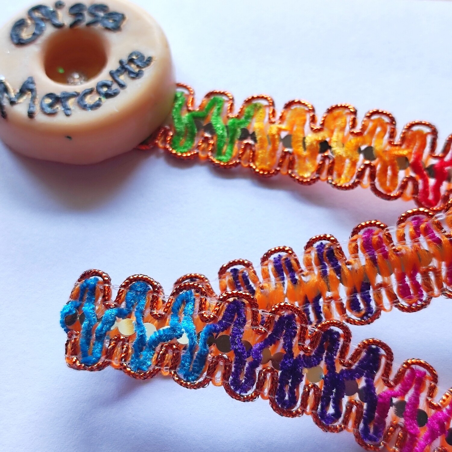 Galon arc en ciel bordure orange foncé