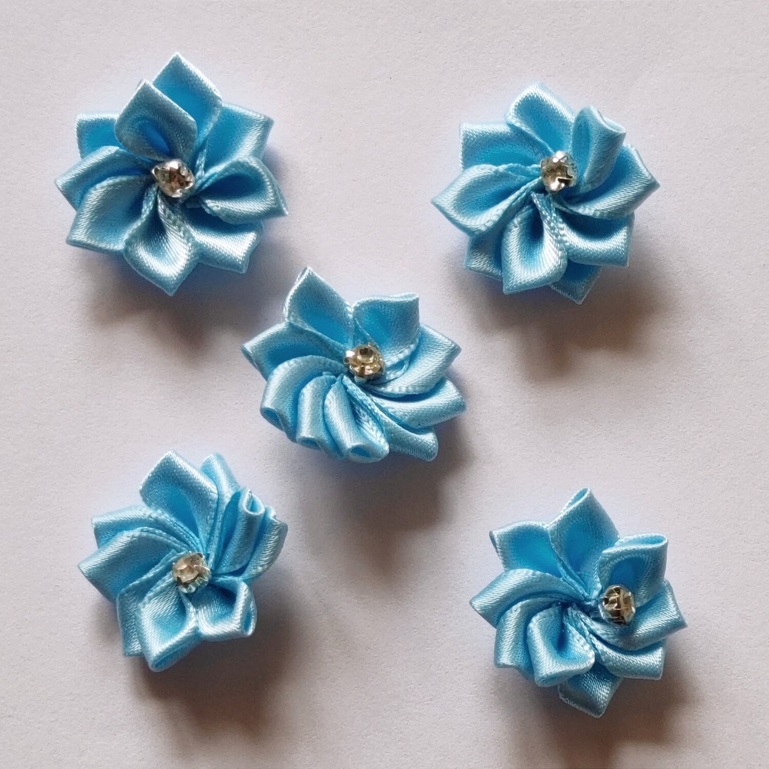 5 fleurs satinées avec strass 2,5cm , bleu