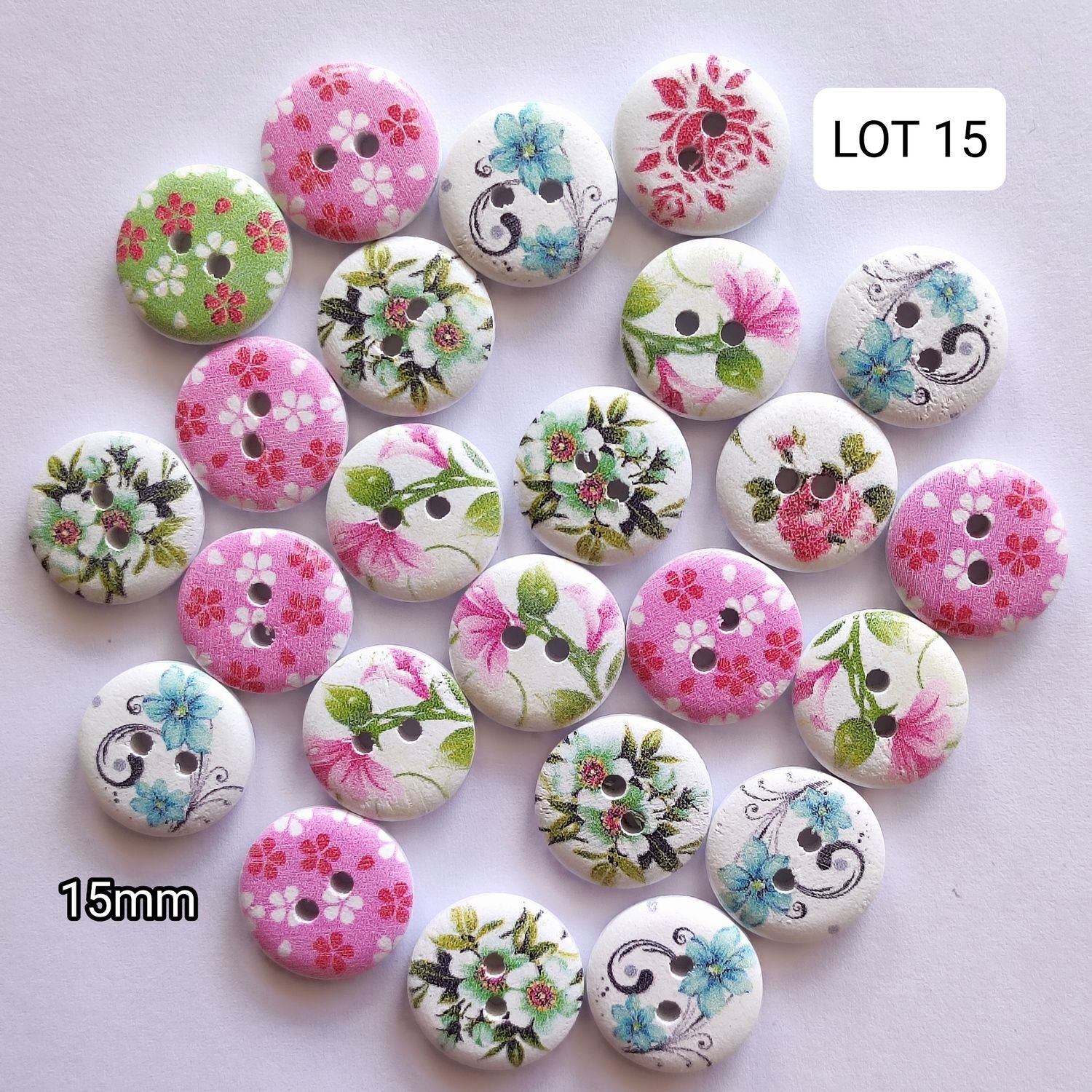 24 boutons bois fleurs LOT 15