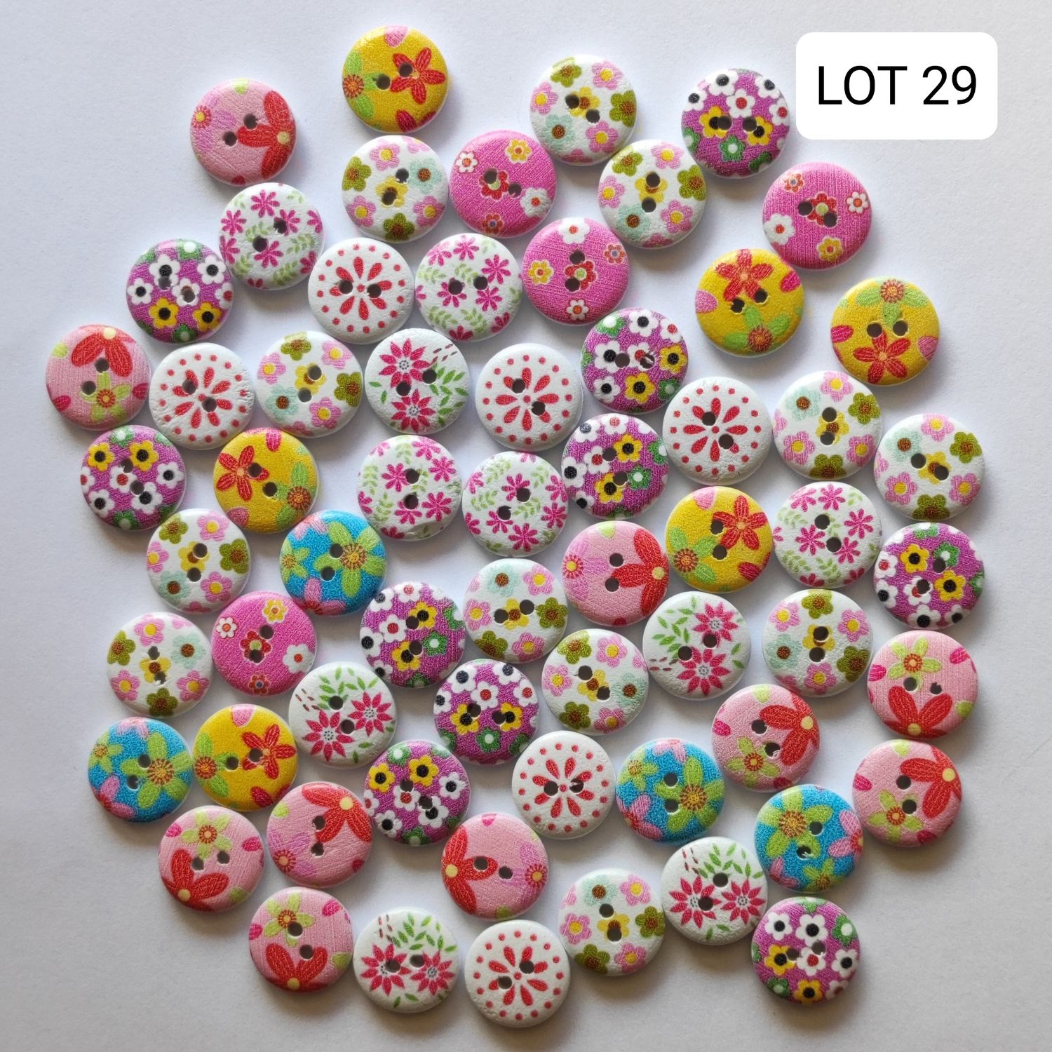 62 boutons bois fleurs LOT 29