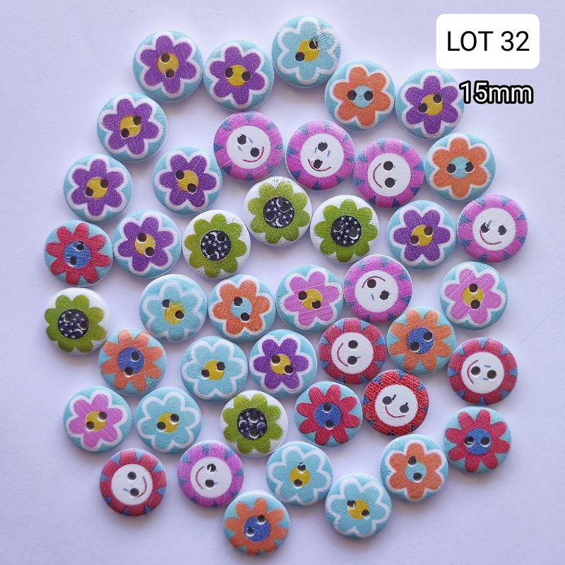 43 boutons bois fleurs LOT 32
