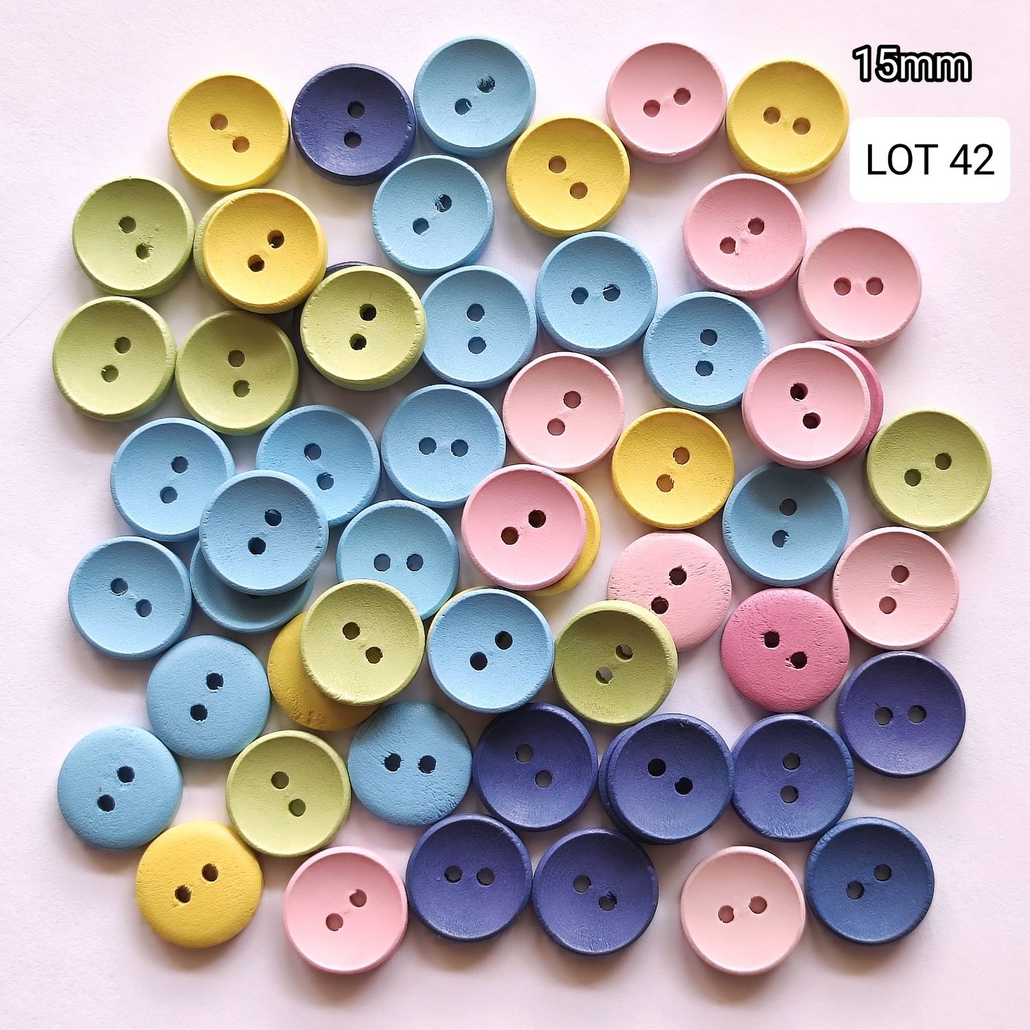 57 boutons bois 1,5cm LOT 42