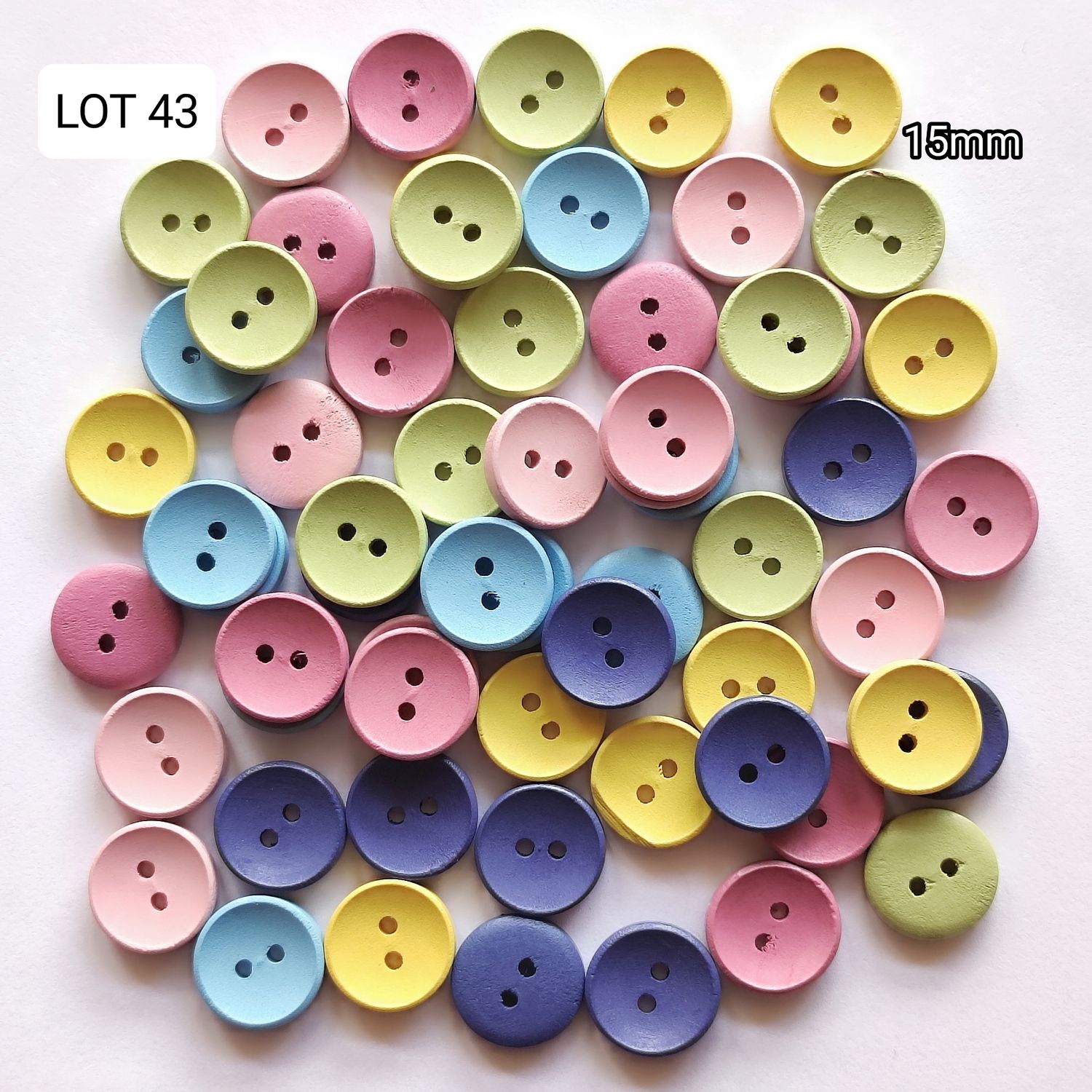 62 boutons bois coloré LOT 43