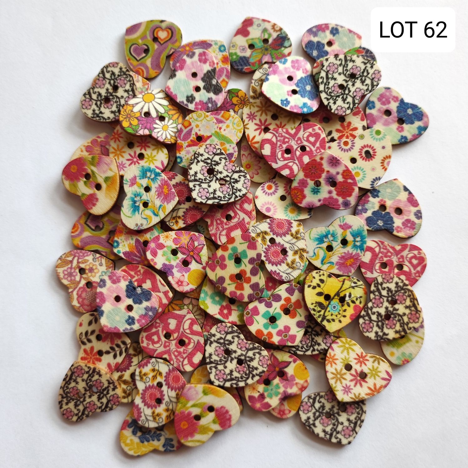 74 boutons bois coeur fleuri LOT 62