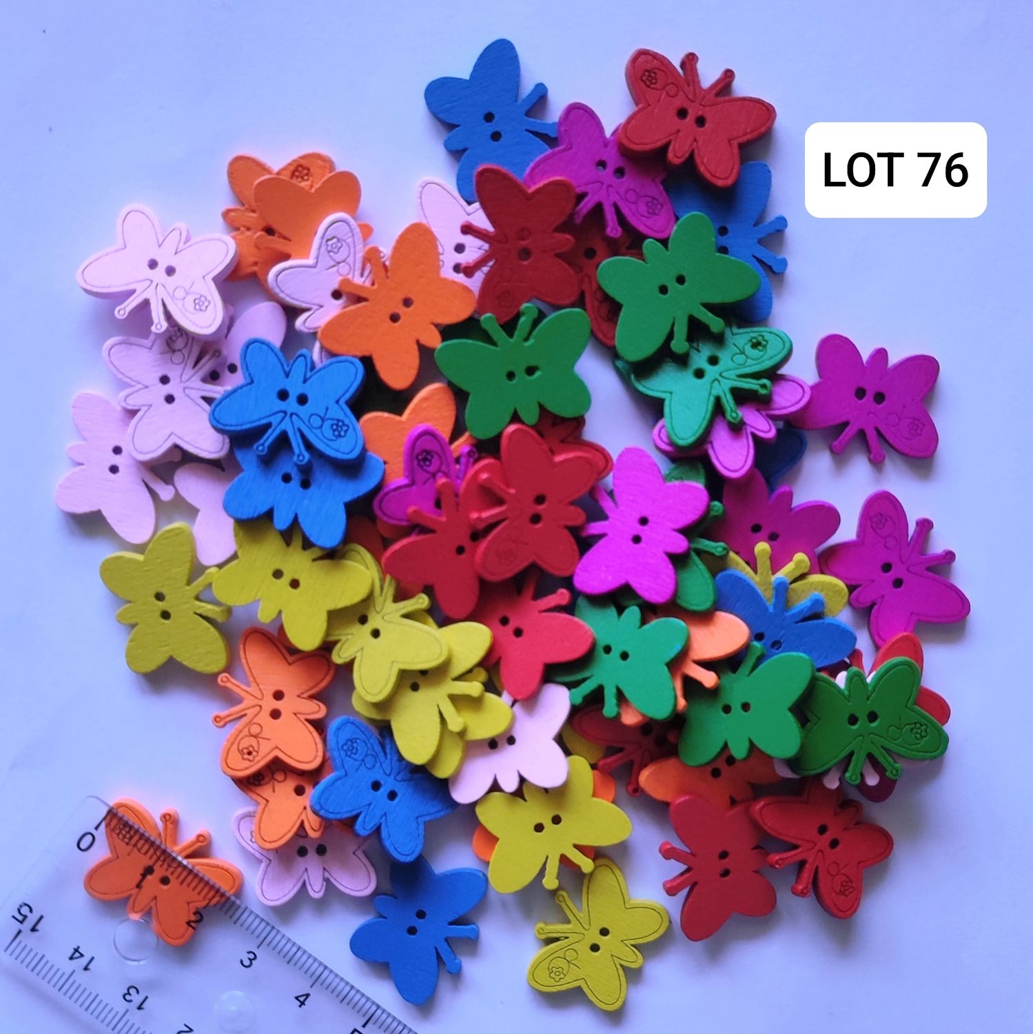 68 boutons bois papillon LOT 76
