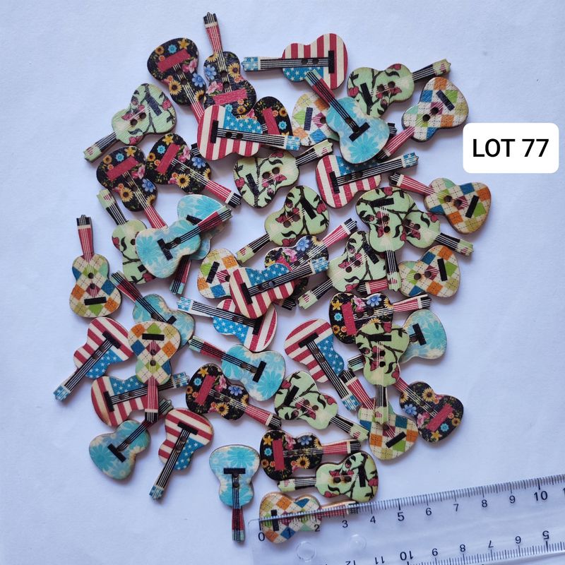 47 boutons bois guitare LOT 77