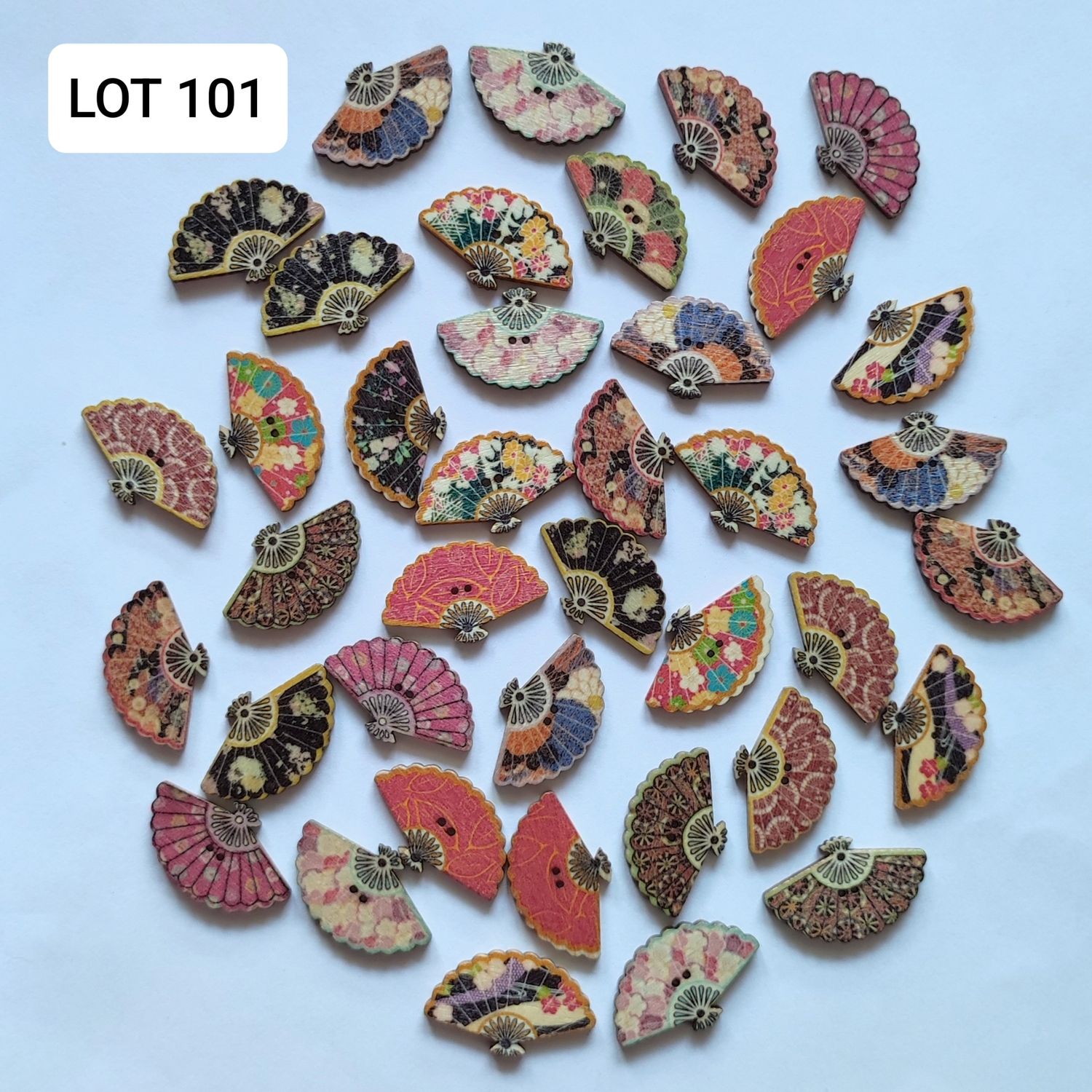  39 boutons bois éventail LOT 101