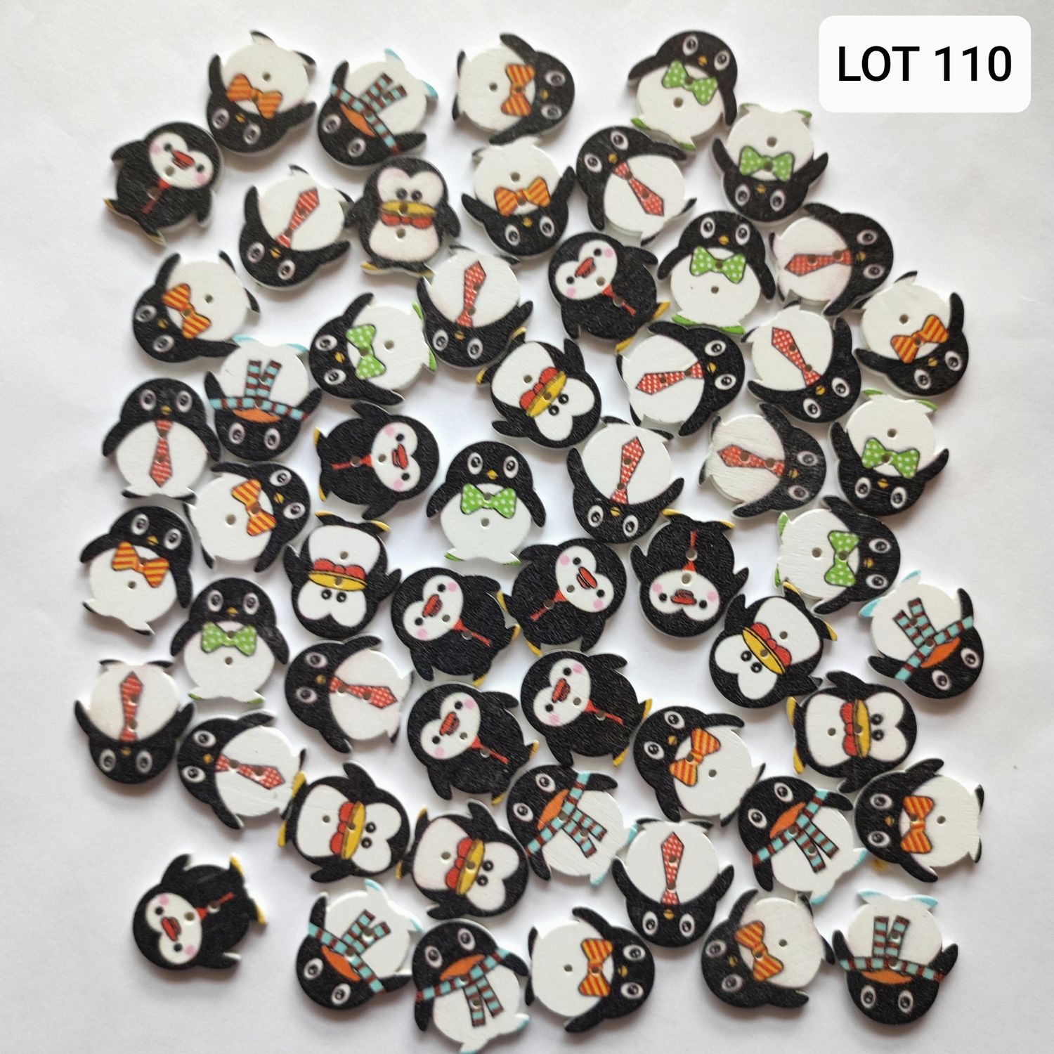  57 boutons bois pingouin LOT 110