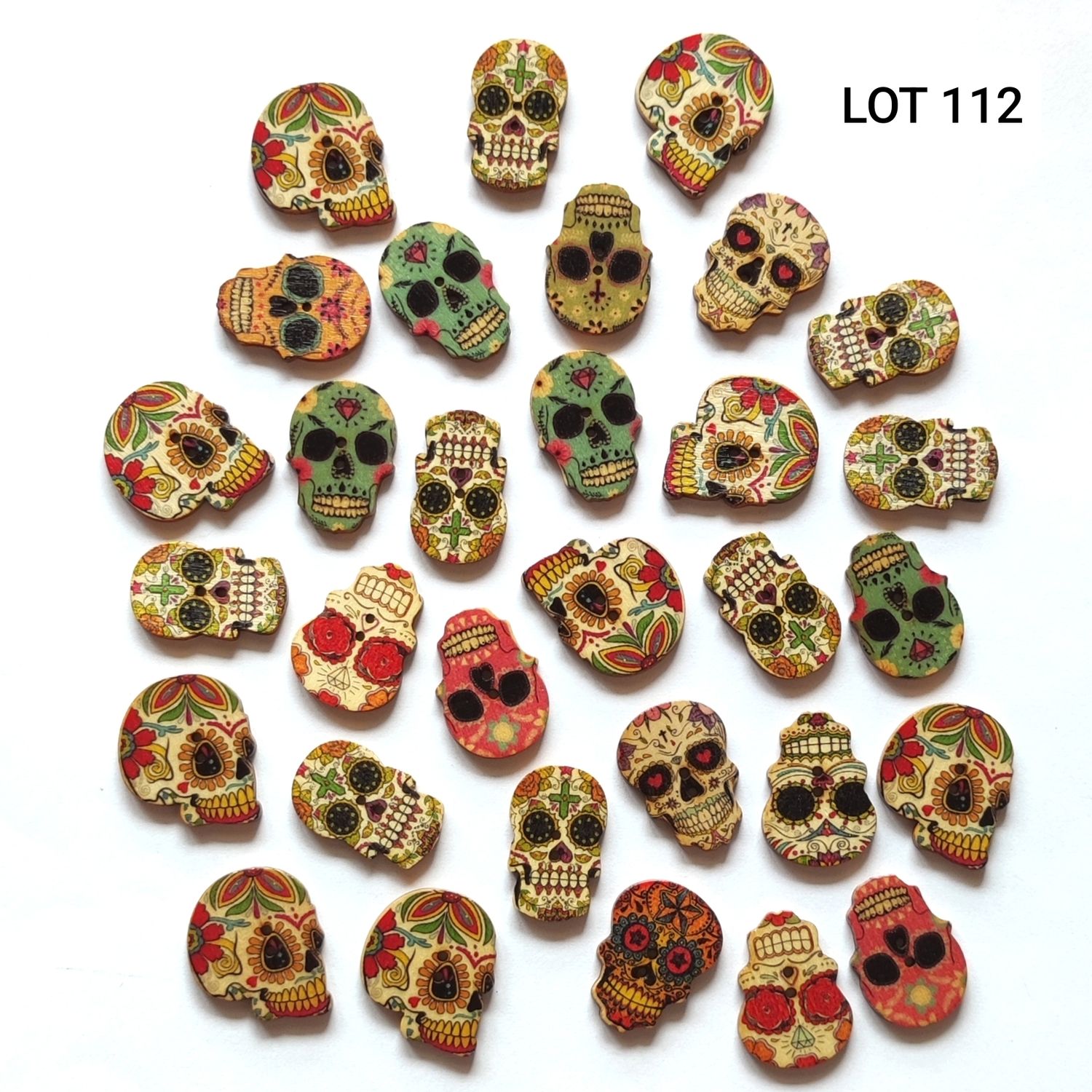  31 boutons bois tête de mort LOT 112
