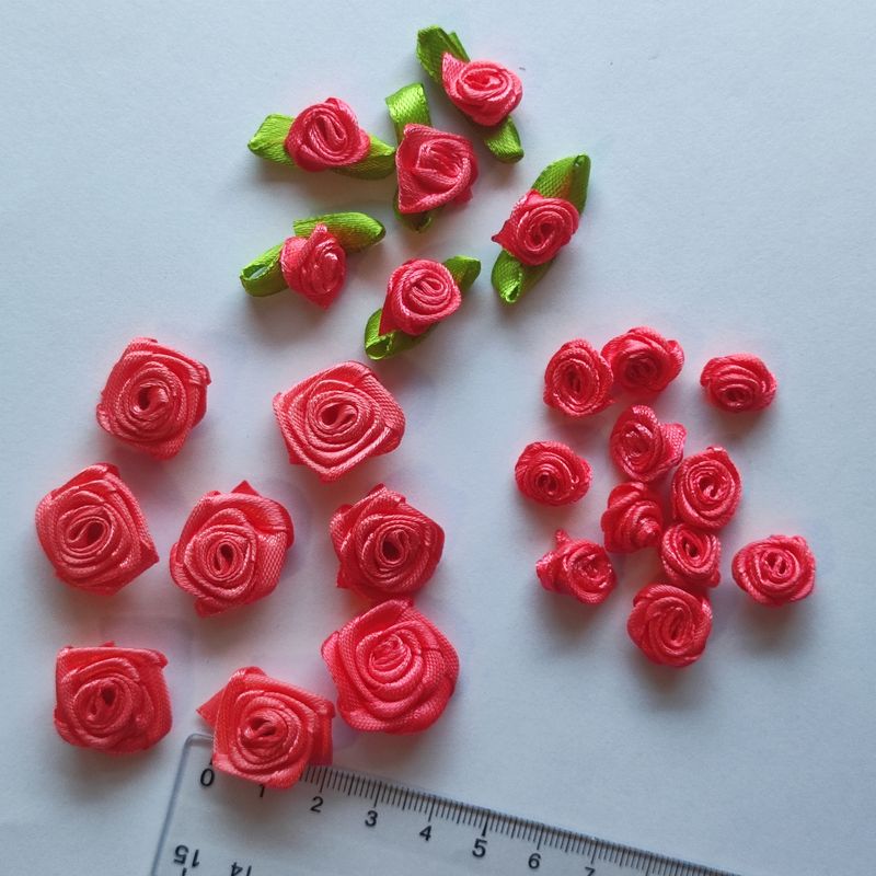 25 mini fleurs en satin corail
