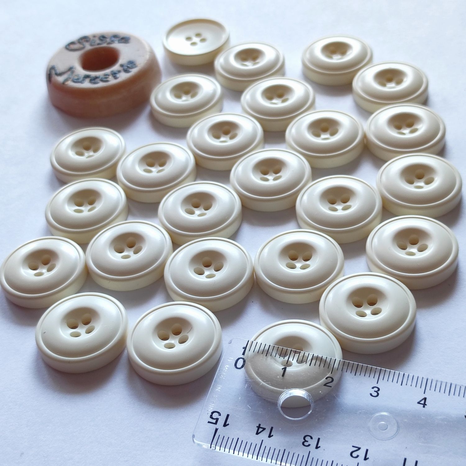 25 boutons 2,2cm résine 