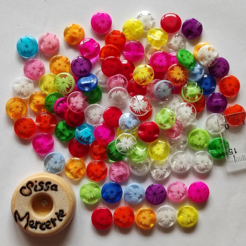 104 boutons fleurs résine LOT 124