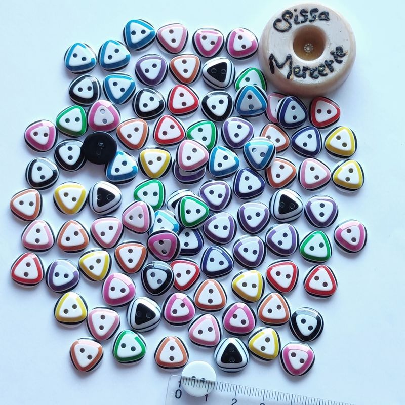  90 boutons triangle LOT 149