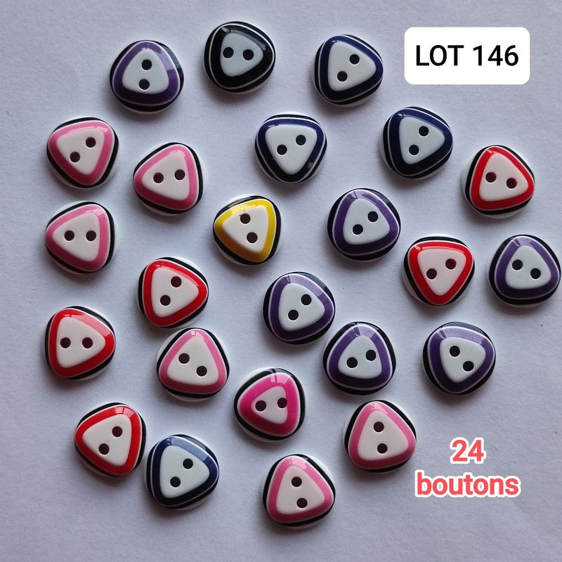  24 boutons triangle LOT 146