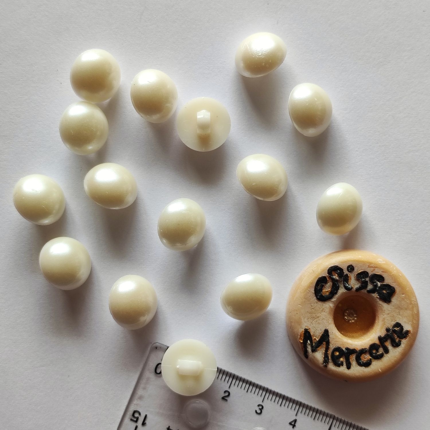 15 boutons demi-boule écru 1,5cm LOT 168
