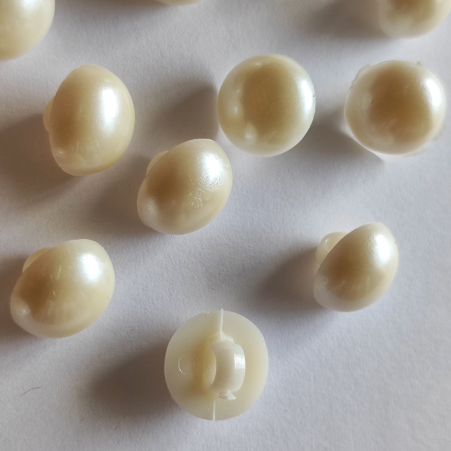 24 boutons demi-boule écru 1,3cm LOT 166
