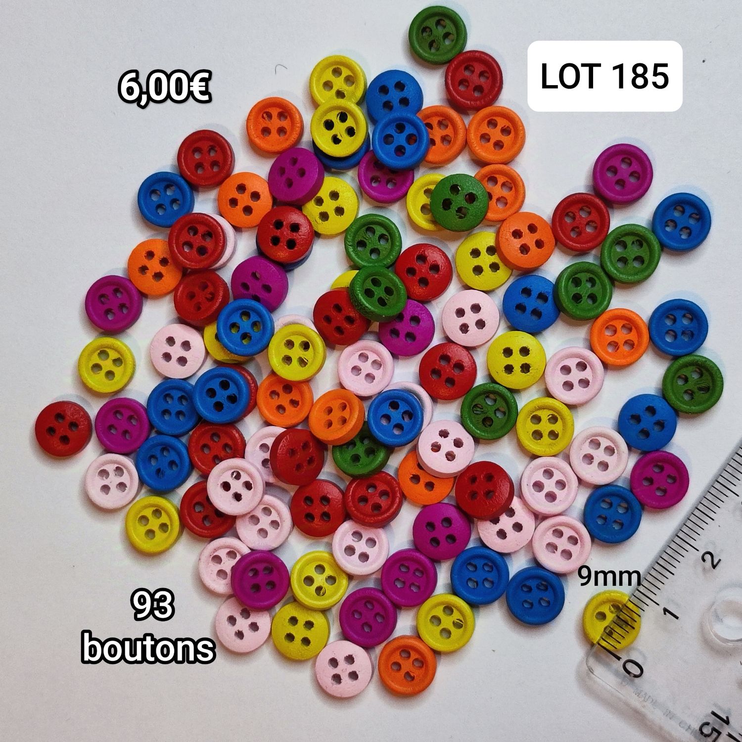 93 boutons colorés 0,9cm LOT 185