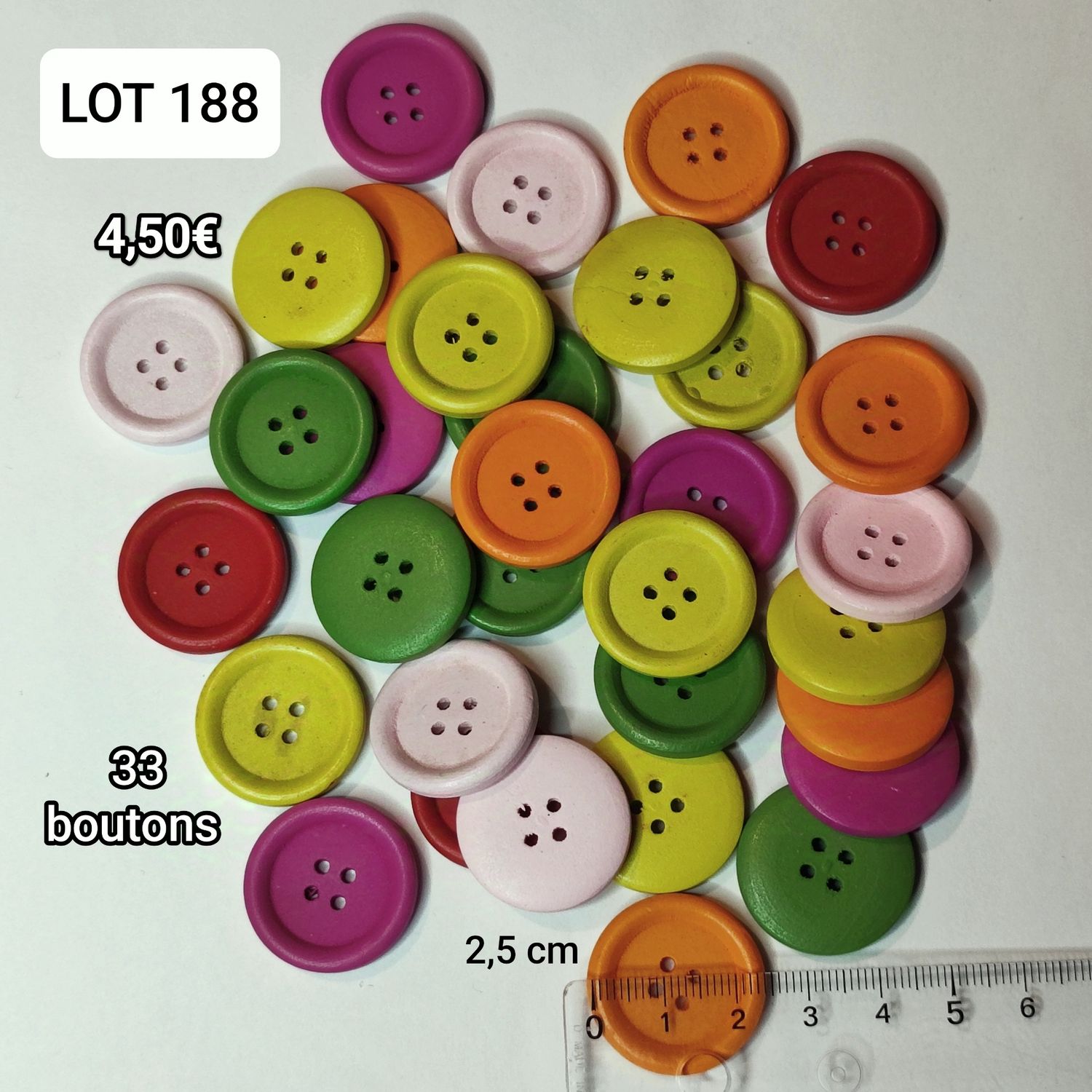 33 boutons 2,5 cm LOT 188