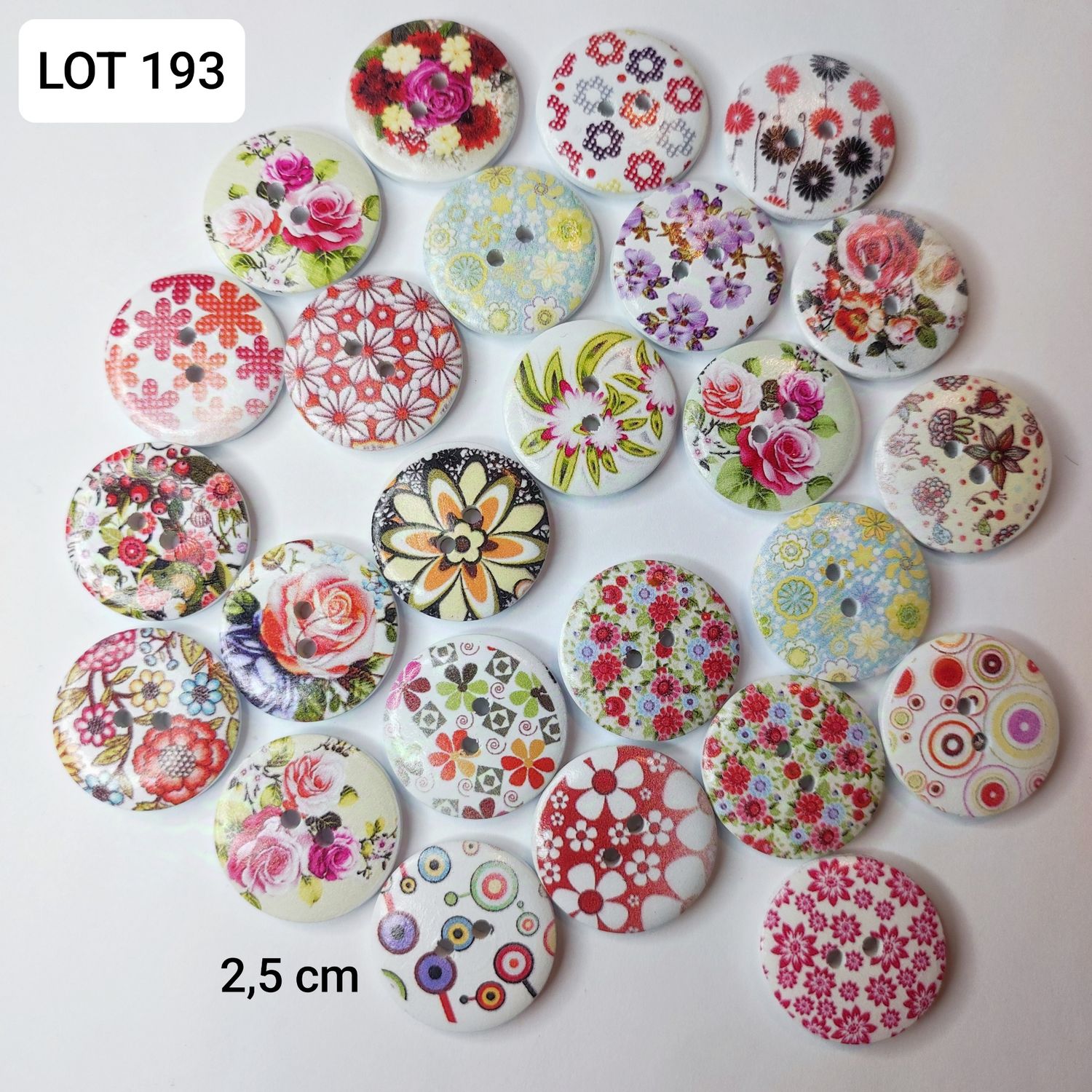 25 boutons 2,5 cm LOT 193