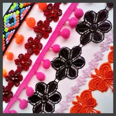 Galons pompons , fleurs et autres motifs