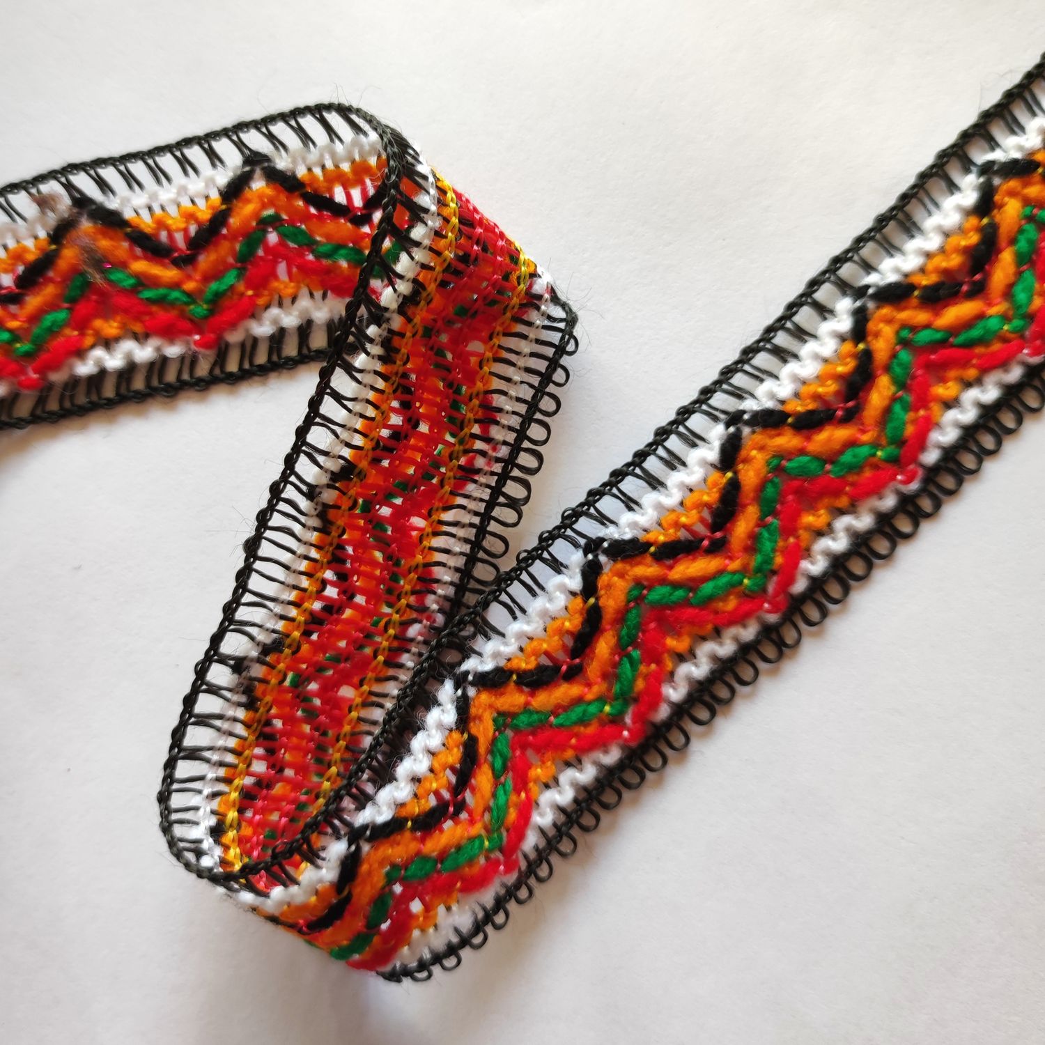 Galon kabyle 3cm coloré bordure noir