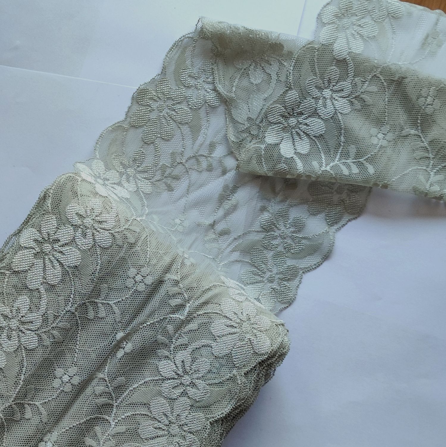 Dentelle élastique large 18 cm gris