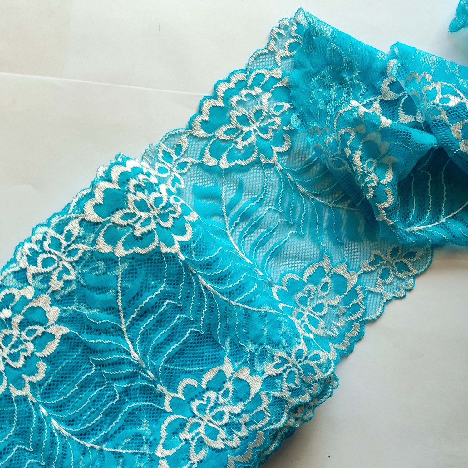 Dentelle élastique large 18 cm turquoise clair et blanc