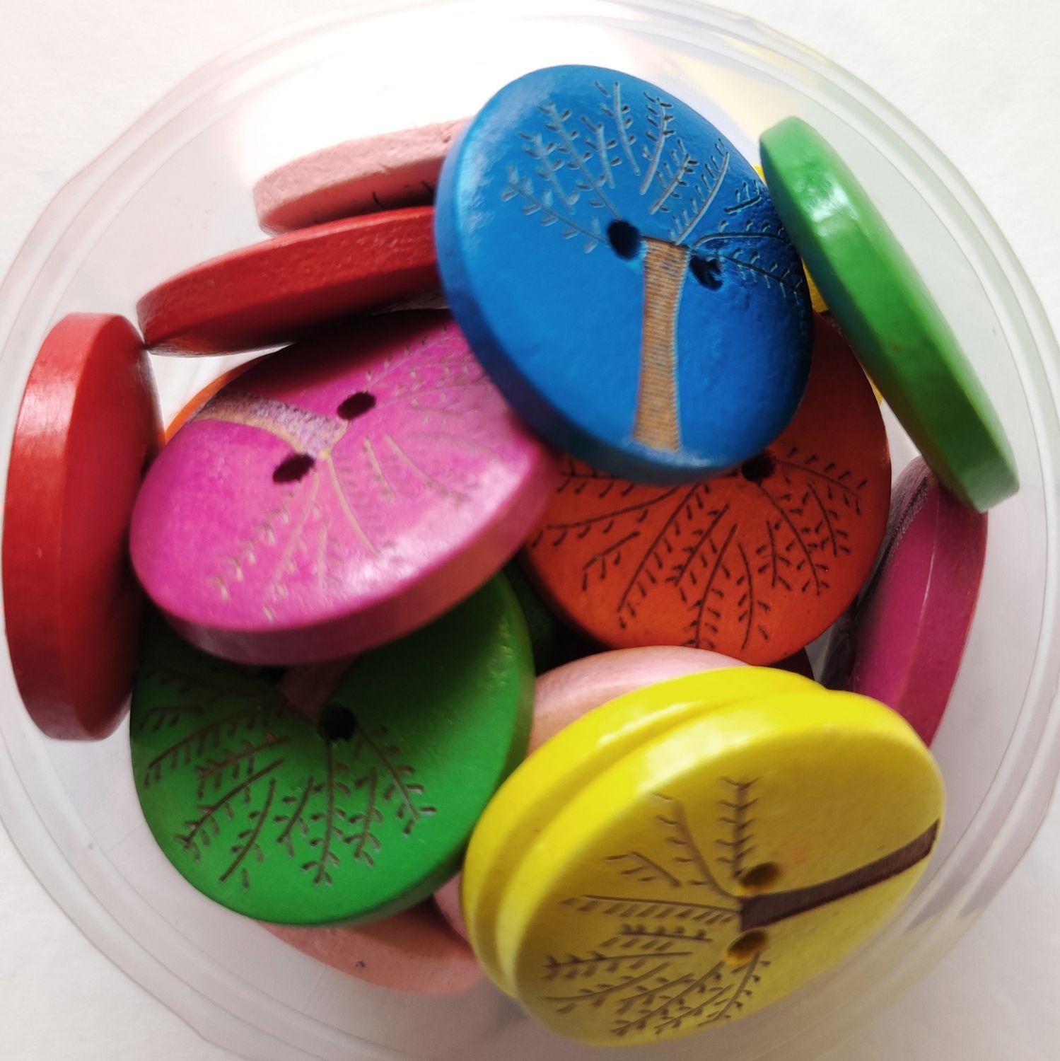18 boutons arbres colorés LOT 210