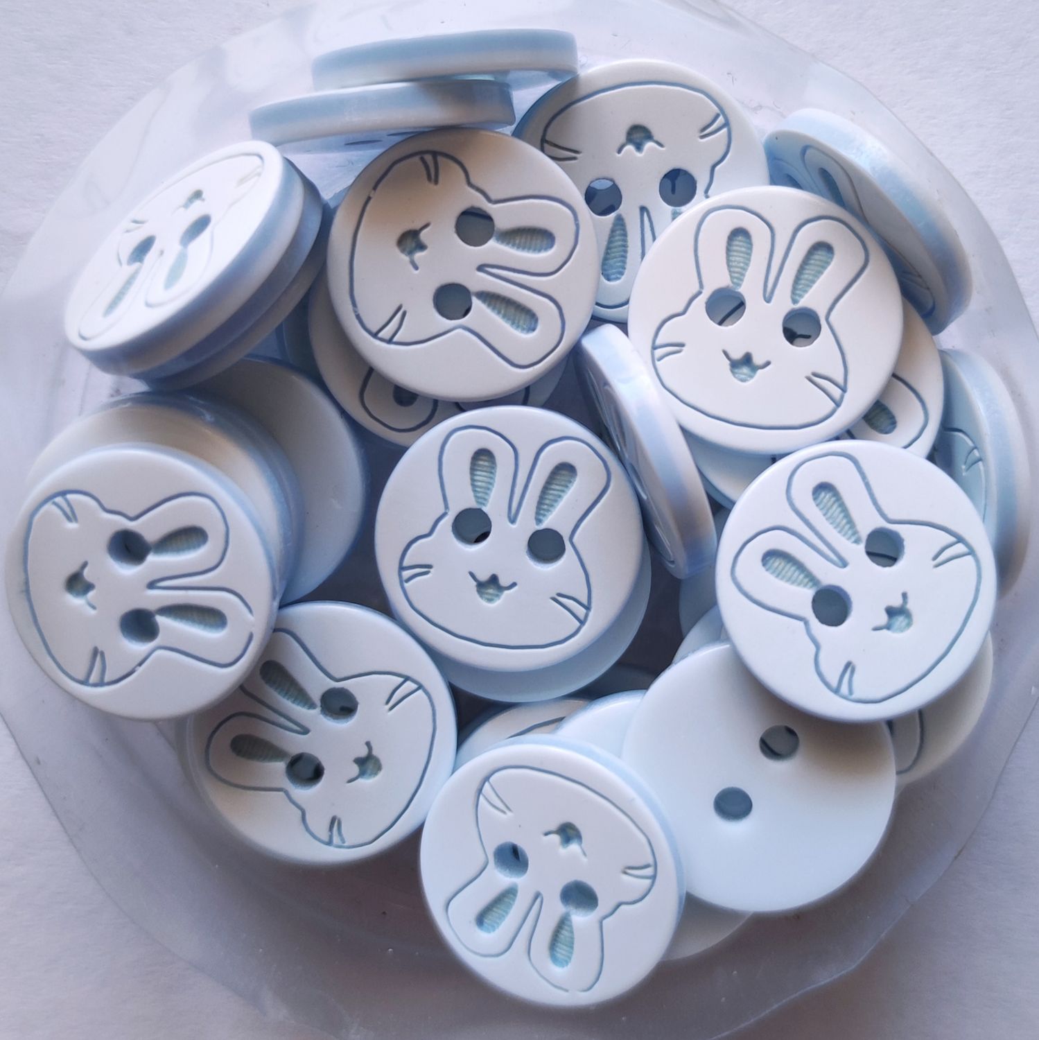 30 boutons lapin bleu/blanc 12mm