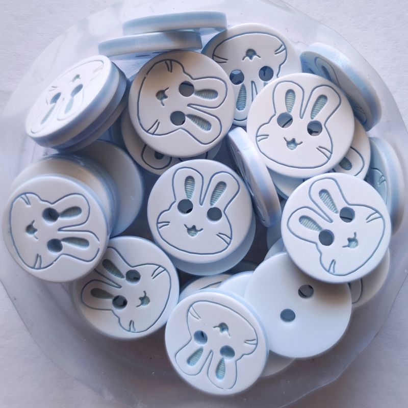30 boutons lapin bleu/blanc 12mm