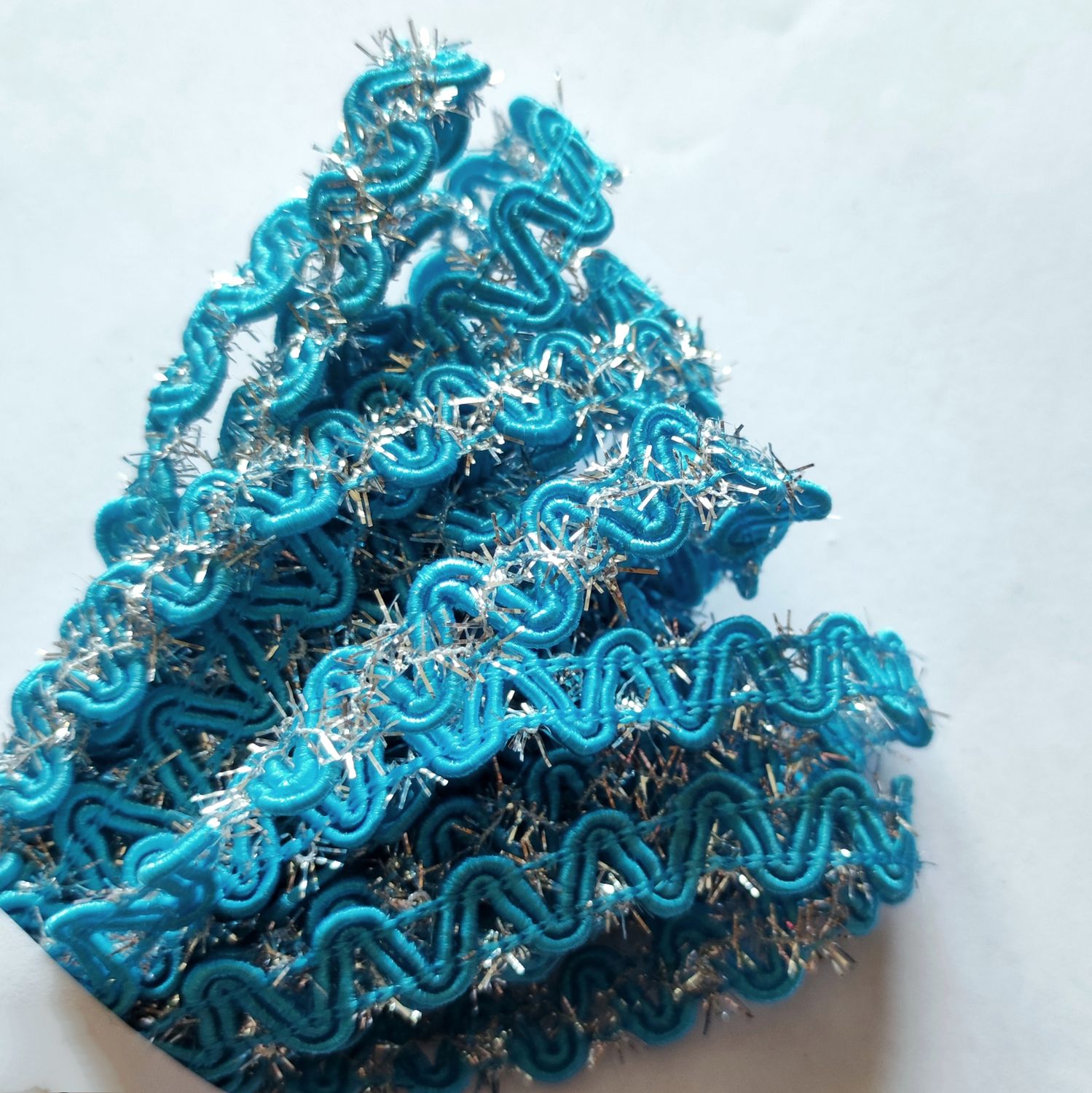 Galon bleu /argenté 1cm (8,50 mètres)