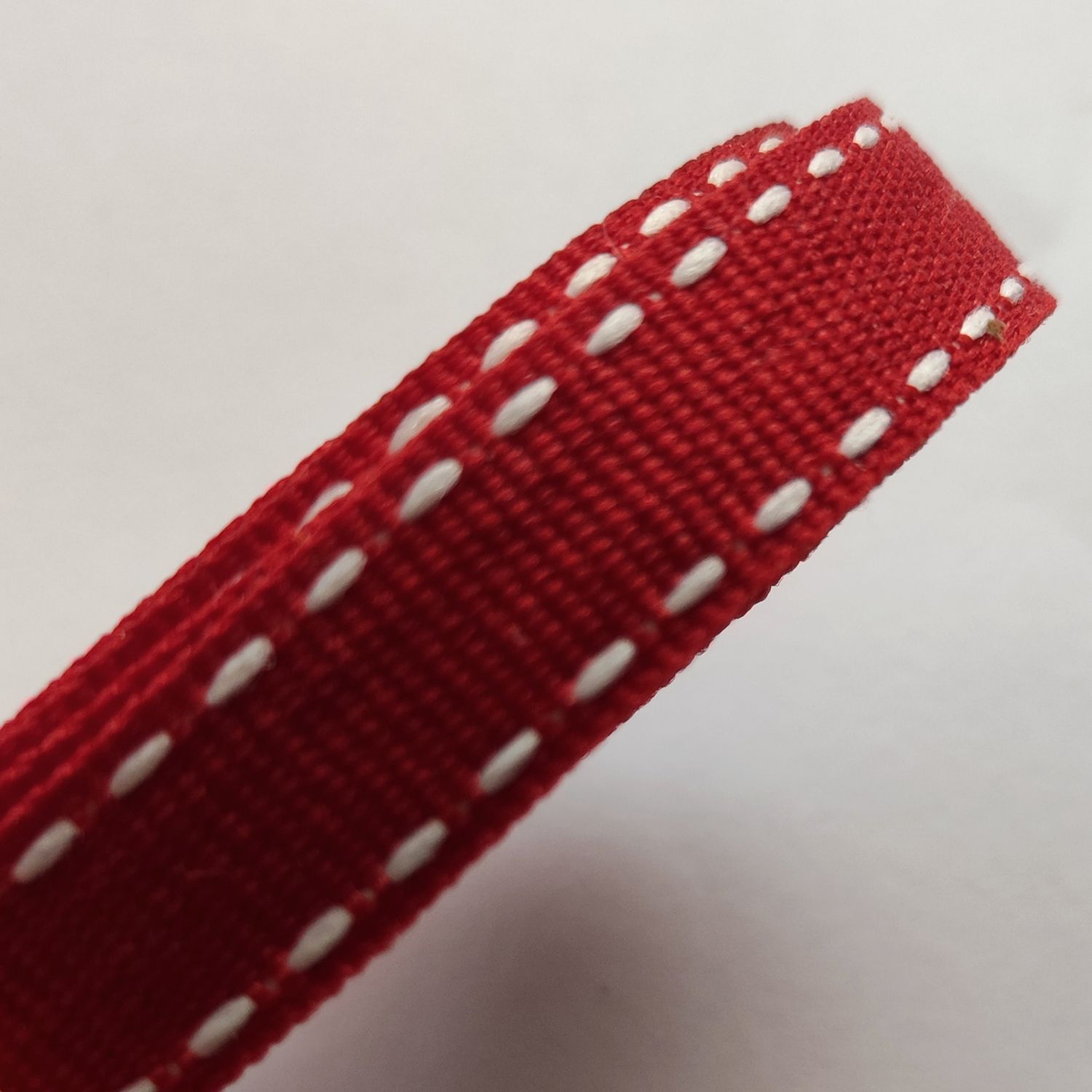 10 mètres de Ruban rouge surpiqûre blanche 