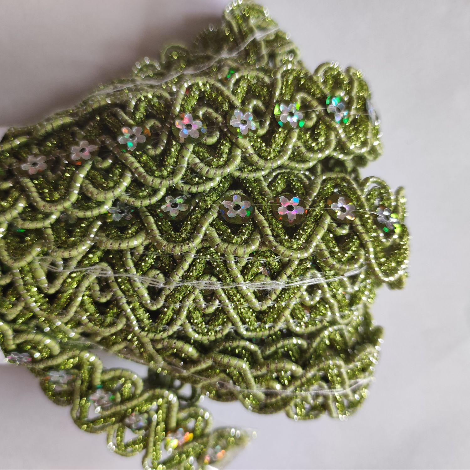 6,60 mètres de Galon vert strass fleurs