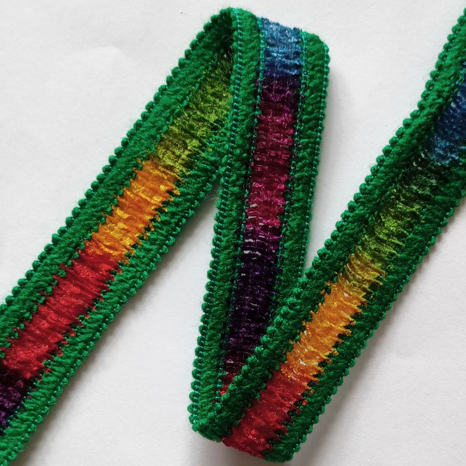 Galon arc en ciel bord vert