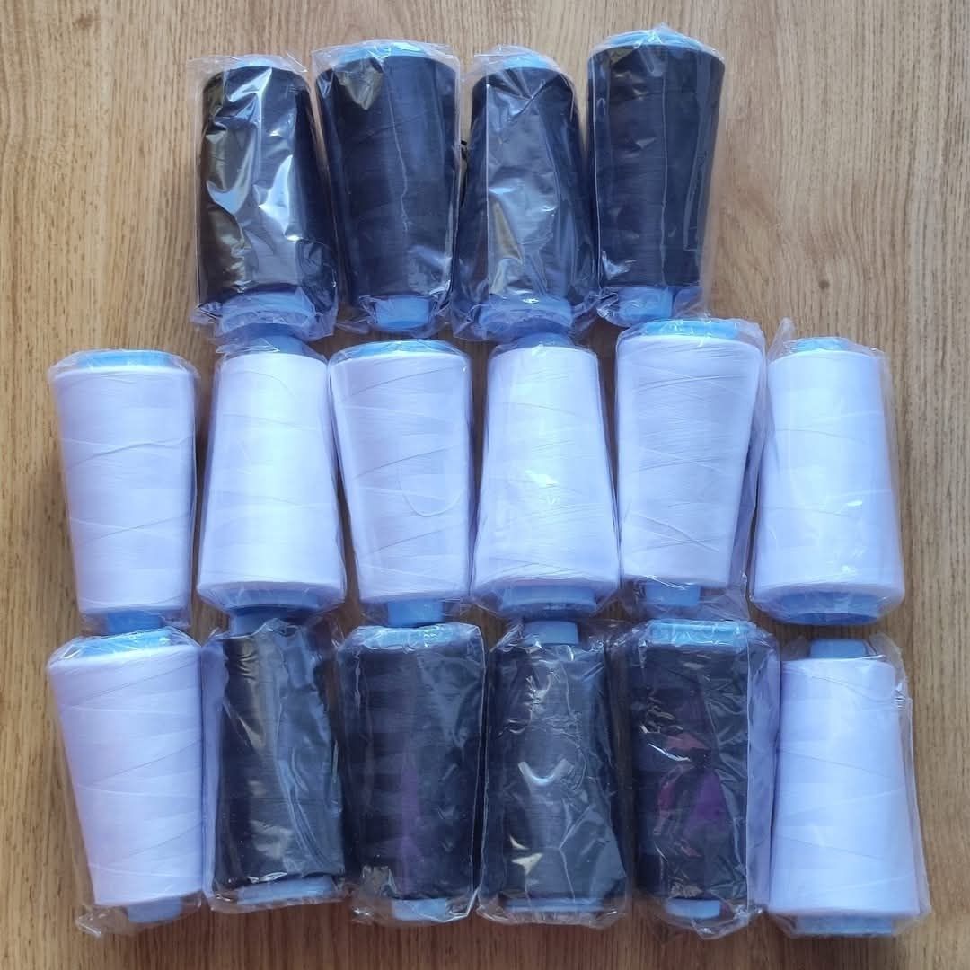 16 cônes 2743 mètres(8 blancs + 8noirs)