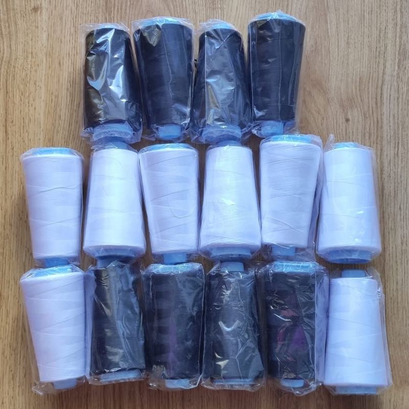 16 cônes 2743 mètres(8 blancs + 8noirs)