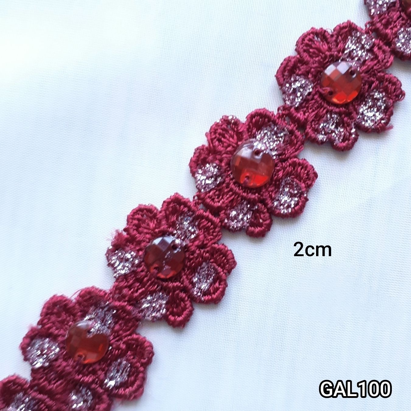 Galon fleur rouge avec strass (11,70 mètres)