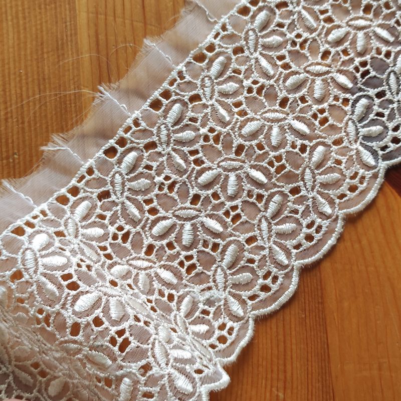 8,40 mètres dentelle brodée 10 cm