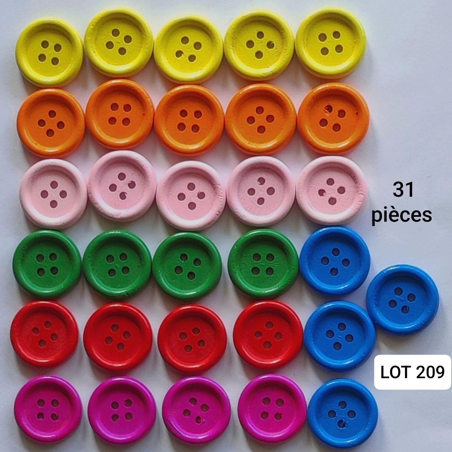 31 boutons bois 2cm LOT 209