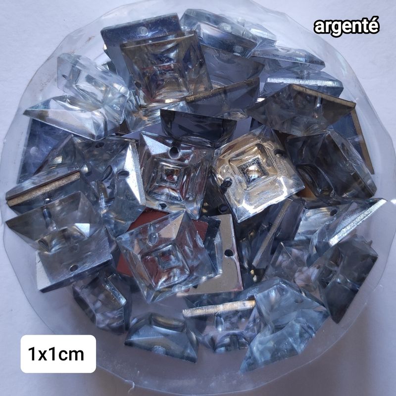 50 strass carré 10mm /7 couleurs